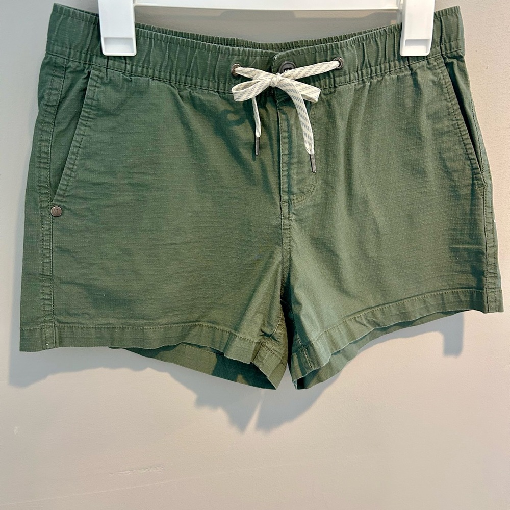 VUORI women’s olive green cargo shorts. Size small. EUC